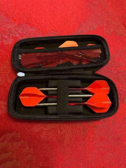 1 hộp đựng phi tiêu cứng EVA di động, bảo vệ kép từ vỏ ngoài và lớp lót mềm, chống rơi vỡ, rò rỉ và trầy xước, chống bụi, cung cấp giải pháp bảo vệ và lưu trữ phi tiêu tối ưu, phù hợp với đầu phi tiêu, thân và cánh phi tiêu, phù hợp với hầu hết các loại phi tiêu, món quà tuyệt vời cho người đam mê phi tiêu, chỉ bao gồm hộp.