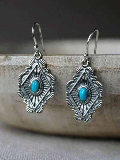 一对复古风格多边形绿松石银色吊坠耳环，适合女性日常、派对、旅行佩戴，可作珠宝礼物。