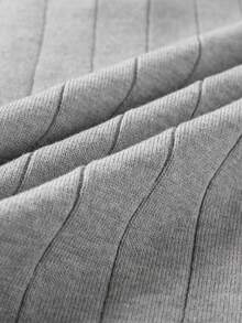 男士灰色竖条纹针织Polo衫，V领开襟设计，透气吸湿，轻盈舒适，适合成熟商务休闲场合，短袖款式，夏季通勤穿着。 - 灰色 - 查看 9