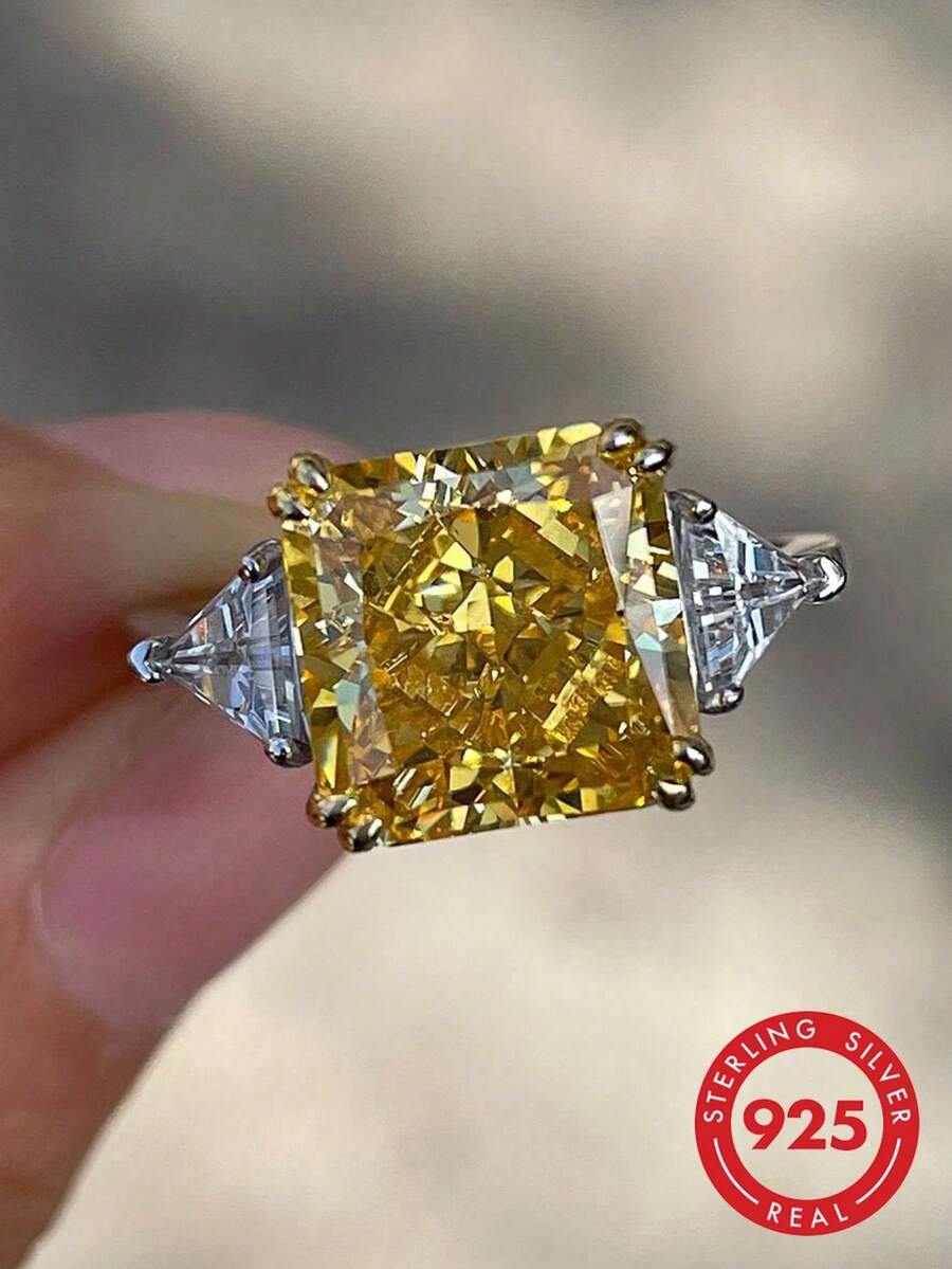 一枚5克拉高亮度黄钻戒指，纯银打造，奢华浪漫，设计独特，适合晚宴、约会等各种场合，是送给女性的精致珠宝礼物，也是生日的理想之选。