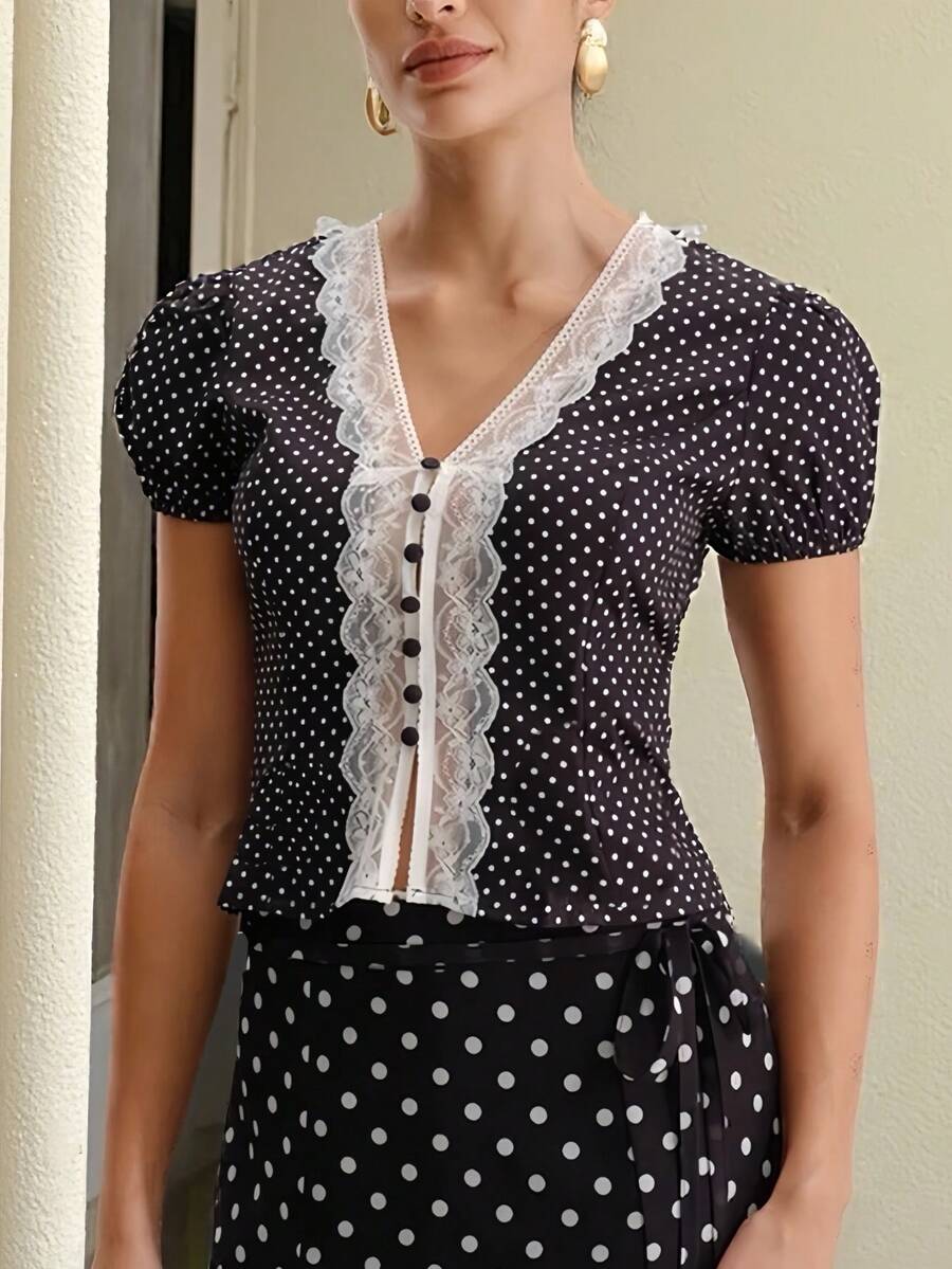 Esta distintiva blusa de mujer con lunares de manga corta presenta volantes de encaje contrastantes, un cuello abierto y mangas abullonadas, mostrando un estilo inspirado en lo retro. Vacaciones
