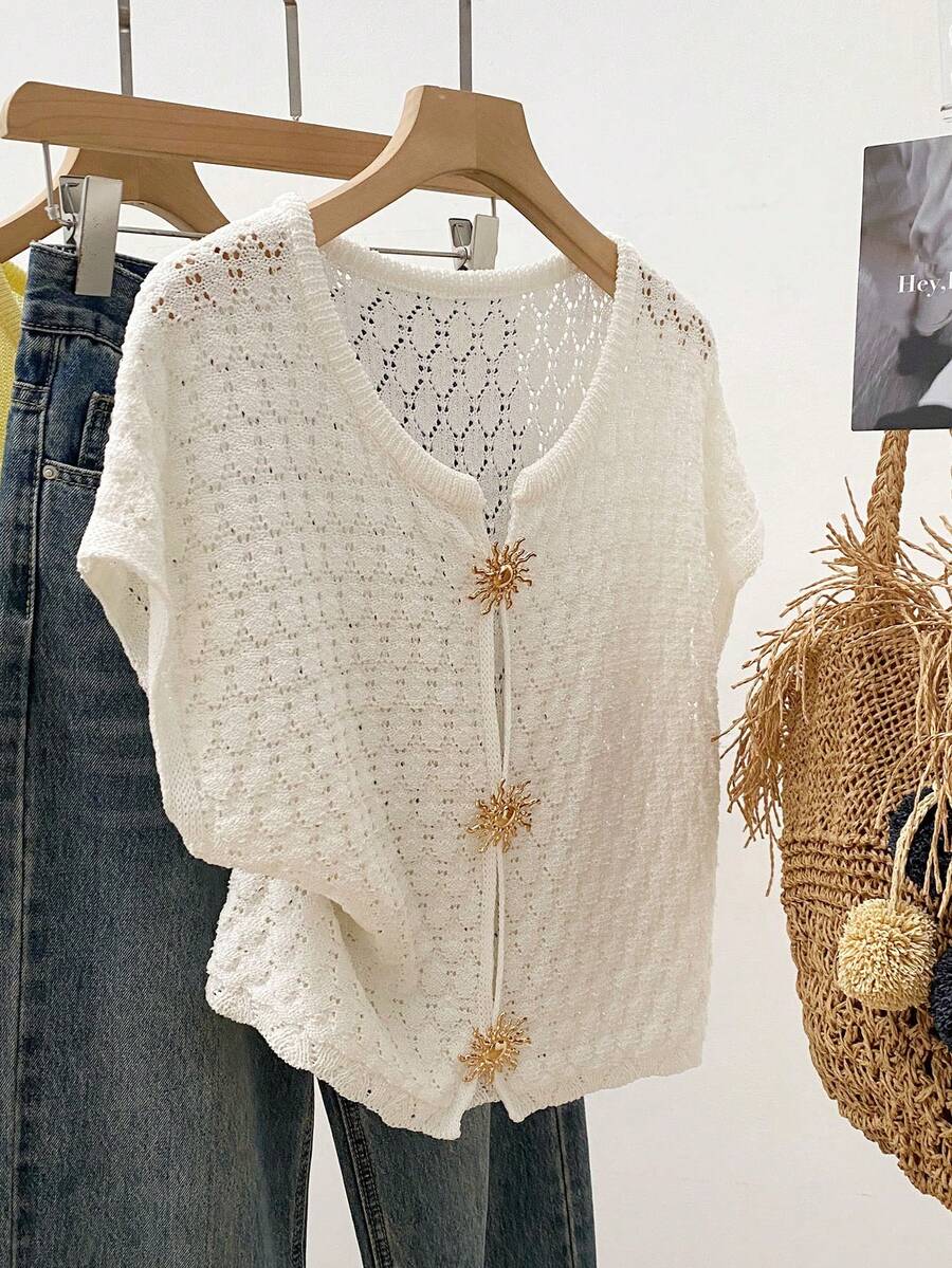 Áo len dệt kim màu trắng thanh lịch, khoét lỗ, xẻ tà phía trước, kiểu dáng casual tay ngắn có cúc cài, thích hợp cho kỳ nghỉ hè. - Màu be - Xem 1