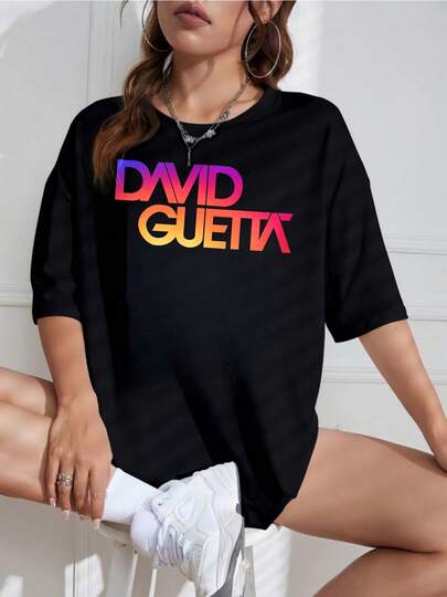 2026: Camiseta Masculina David Guetta Sunset Logo, Algodão, Gola Redonda, Manga Curta, Tamanhos Grandes, Estampada - Feita de puro algodão, é macia e respirável, adequada tanto para homens quanto para mulheres. Esta camiseta casual é perfeita para todas as estações e uma lembrança estilosa. Ideal para o dia a dia, entusiastas da moda urbana e amantes da música.