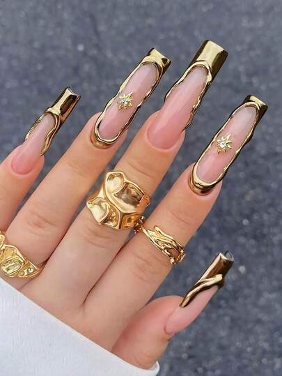 Pegatinas de uñas rectangulares de tamaño mediano, set de 24 piezas DIY. Presenta una base de color rosa nude con ribete dorado en 3D y adornos de strass en forma de estrella. Estas pegatinas de uñas inspiradas en Oriente Medio, de lujo ligero y glamorosas, son perfectas para fiestas de mujeres y uso diario. Son uñas postizas removibles y reutilizables.