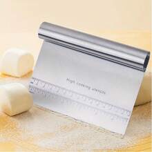 1 chiếc dụng cụ cạo đa năng bằng thép không gỉ, có vạch chia chính xác, có khả năng cắt, cạo, cân và di chuyển bánh ngọt, pizza, bột nhào, bánh mì, phô mai, trái cây và rau củ, giúp cắt đều và tạo hình mịn màng. - Nhiều màu - Xem 3