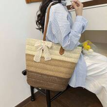 BAILEE Una borsa a tracolla estiva alla moda e casual, con tema vacanziero, progettata con un fiocco decorativo a tre colori in contrasto. Realizzata in materiale PU, con capacità sufficiente per contenere creme solari, abbigliamento, laptop/tablet, cappelli da sole e altri articoli. Può essere portata a mano o a spalla, molto adatta per uscite quotidiane, shopping rilassante, vacanze al mare e un regalo ideale per famiglia, amici o i propri cari. - Multicolore - Visualizzare 6