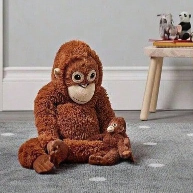 IKEA Đồ chơi nhồi bông hình đười ươi đáng yêu. Có hai kích cỡ: 36cm (khi đứng cao 66cm) và 22cm. Mềm mại, thân thiện với da và dễ ôm. Khóa dán Velcro giúp dễ dàng điều chỉnh vị trí. Hoàn hảo cho quà Giáng sinh và sinh nhật. Một người bạn đồng hành an ủi và có tác dụng trị liệu.