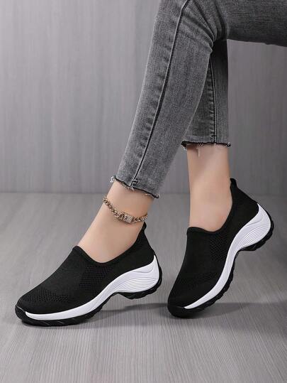 Giày thể thao nữ thoải mái, năng động, phù hợp mang hàng ngày.