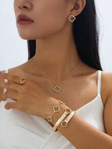 1 Set de joyería de moda que incluye 1 collar con colgante de trébol hueco, 1 par de aretes, 1 anillo, 1 pulsera, 1 brazalete, diseño elegante de lujo - Oro amarillo - Ver 3