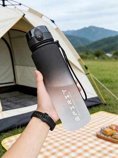 1 pieza Botella de agua de plástico de gran capacidad de 500ml con color degradado, ideal para volver a la escuela, deportes al aire libre. Esta botella de agua de plástico con color degradado es adecuada tanto para hombres como para mujeres, fácil de llevar, con un diseño de bebida directa, convirtiéndola en un compañero perfecto para actividades al aire libre, ir a la escuela y hacer ejercicio, así como un artículo imprescindible para las vacaciones de verano en la playa, y también un gran regalo de Navidad.