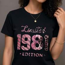 Camiseta Gráfica Vintage Edición Limitada 1981 para Mujer  - Estampado Retro '81 con Detalles en Rosa y , Cuello Redondo Suave, Lavable a Máquina, Ropa Casual para Todas las Estaciones, Diseño Atrevido, Manga Corta, Material Elástico, Ideal para Aficionadas a la Moda- 1pcs, 180Gsm, 100% Cotton - Negro - Ver 6