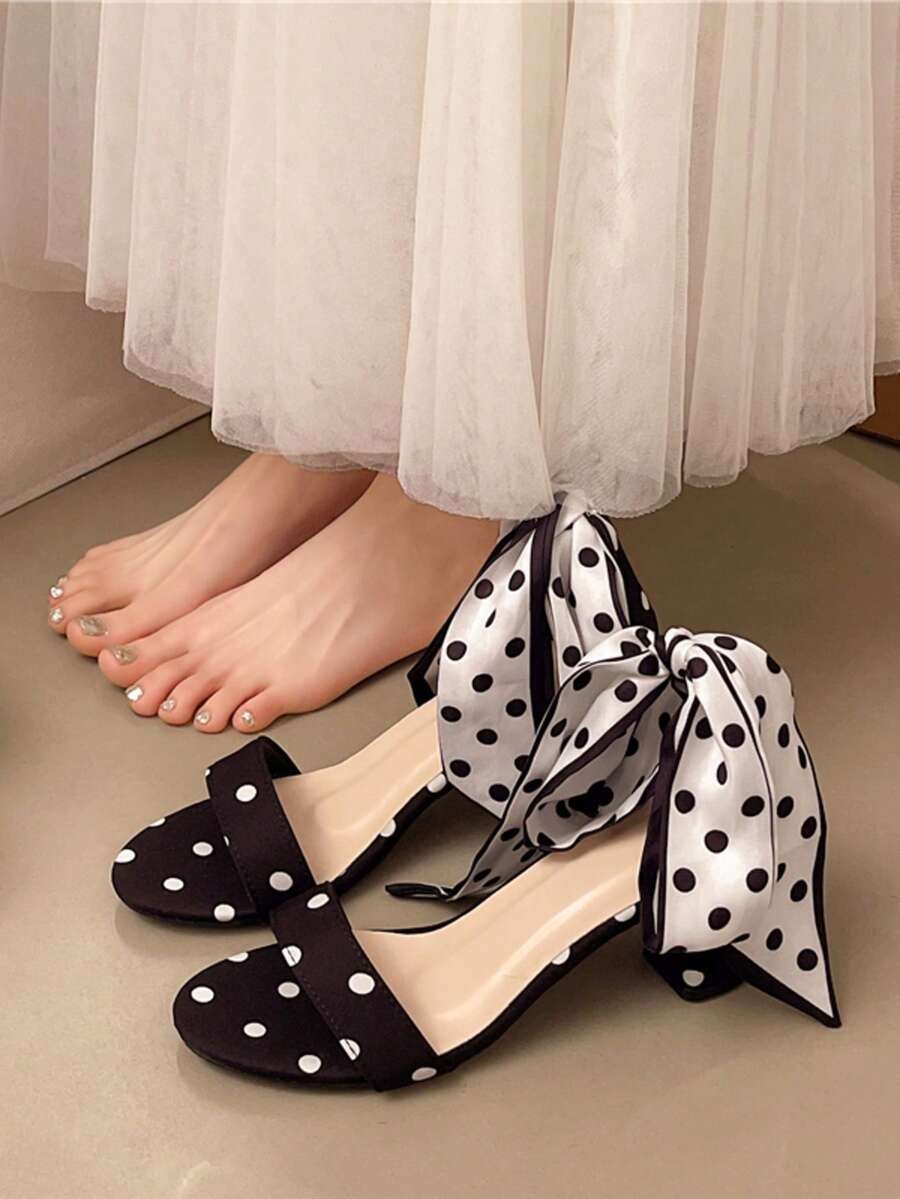 Giày sandal cao gót chấm bi kiểu Pháp thắt nơ mới mùa Xuân/Hè 2026, sandal cao gót hở mũi thời trang bằng vải satin, sandal cao gót ngọt ngào cá tính cho kỳ nghỉ hè ở bãi biển. - màu đen - Xem 1