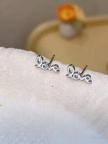 1 paire de boucles d'oreilles en acier inoxydable avec lettres "LOVE", boucles d'oreilles de haute qualité, non décolorantes. Bijou quotidien cadeau pour femmes, accessoire de boucles d'oreilles unisexe pour couple - Argent - Voir 4