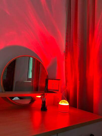 1个16色极光波LED投影灯，USB供电，星空投影灯，卧室夜灯，适用于卧室、婚礼、圣诞节、万圣节、旅行等场合。