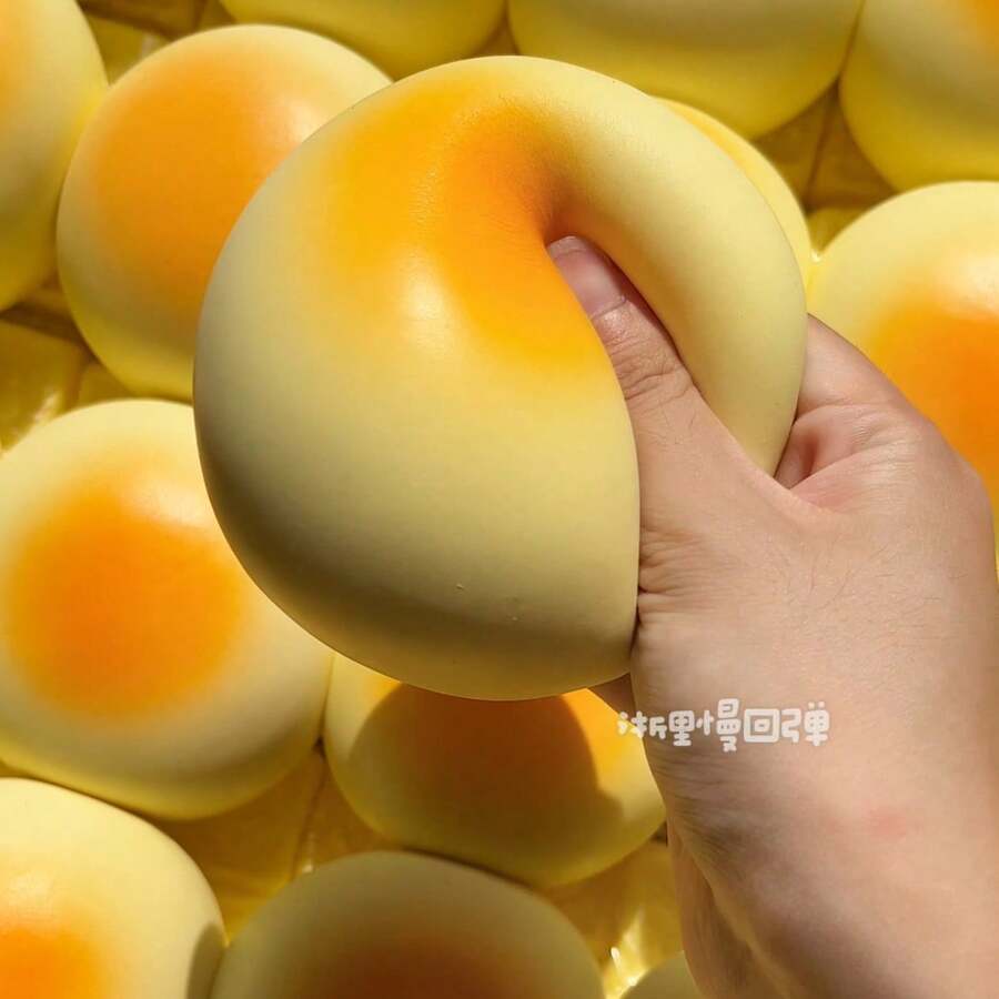这款面包造型的玩具具有缓慢回弹的效果，柔软粘稠的质地带来非常放松的体验。按压时，它会轻轻回弹，有效缓解压力。这款玩具可以帮助舒缓压力，释放情绪。它采用逼真的面包和蛋糕造型设计。
