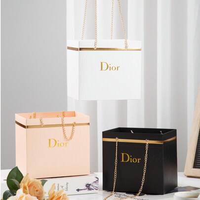 M.Dior 1个金色链条手柄礼盒纸袋，适用于花束、派对礼物、包装等。超厚材质，有黑色、粉色、白色和蓝色可选。小号棕色纸质礼品袋，带长手柄，适用于手工花束、鲜花和干花、派对小礼物。