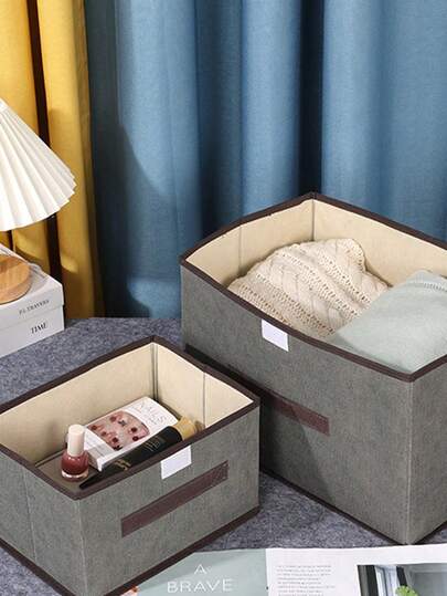 2个灰色布艺折叠收纳盒 - 防尘，适合存放衣物、内衣、袜子等物品，具有防尘防潮功能。便携式折叠衣物收纳盒，翻盖式布艺收纳盒，大容量带盖折叠收纳盒 - 浅灰色大容量，方便打包，适合家庭使用。