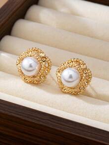 1对女士时尚珍珠耳钉。步入经典优雅的世界，戴上这对精美绝伦的金丝珍珠耳钉。每颗耳钉中央的光泽珍珠都包裹在精致的手工金属丝中，无论是在婚礼的红毯上…… - 金黃色的 - 查看 5