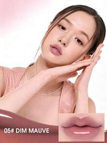 Rom&Nd Angel Glow 唇彩（Dim Mauve 色号），蕴含丰唇精华和鲜艳色素，打造如玻璃般光泽的丰唇效果，质地清爽不黏腻，持久保湿，提升唇部丰盈度，提亮唇色。 - 05 柔和紫紅 - 查看 5
