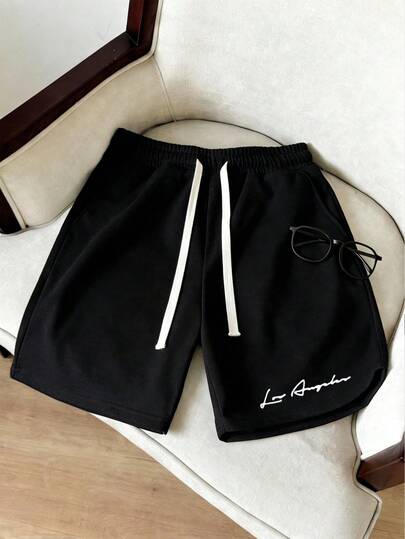 黑色休闲短裤，简约设计诠释休闲态度，柔软面料带来全天候舒适穿着体验。无论街头时尚还是休闲居家，都能轻松驾驭，展现您的独特男士风格。夏季