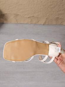Giày sandal cao gót mũi vuông buộc dây màu be dành cho nữ, kiểu dáng thanh lịch với quai chéo, hở mũi, phù hợp cho mùa hè, mặc hàng ngày, đi làm và dự tiệc. - Màu be - Xem 5