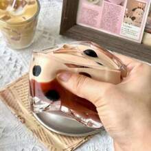 1 món đồ chơi giảm căng thẳng hình ly trà sữa trân châu mềm dẻo, chất liệu mịn màng, thích hợp trang trí bàn làm việc, đồ sưu tầm thú vị, quà Giáng sinh lý tưởng. Thiết kế hình dáng món tráng miệng ngọt ngào, mềm mại và dính, là vật trang trí và quà tặng Giáng sinh tuyệt vời. (Phụ kiện nhỏ và thẻ đóng gói được bao gồm ngẫu nhiên) - Nhiều màu - Xem 1