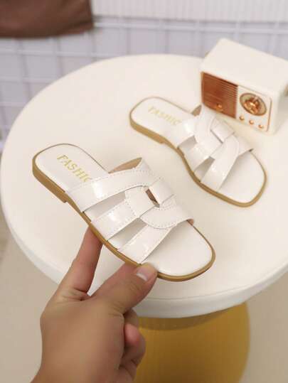 2026新款儿童时尚休闲拖鞋，中性风格，设计简约优雅，非常适合夏季，也适合海滩和旅行。