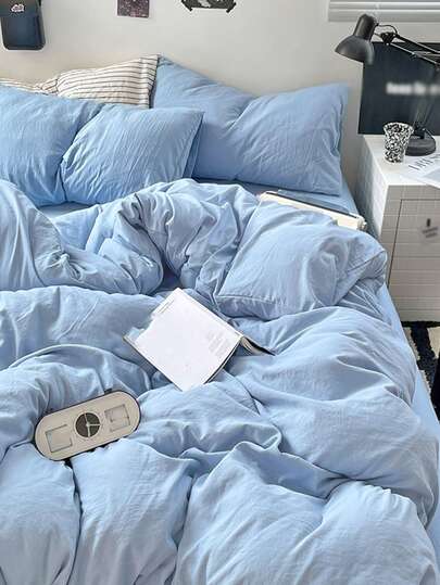 Bộ 3 món ga trải giường bằng polyester mềm mại, phối màu xanh dương và trắng.