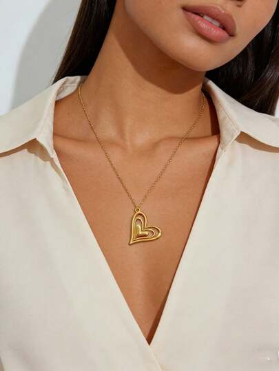 1件18K镀金不锈钢心形吊坠项链，优雅时尚，适合日常佩戴，是情人节或母亲节的绝佳礼物。