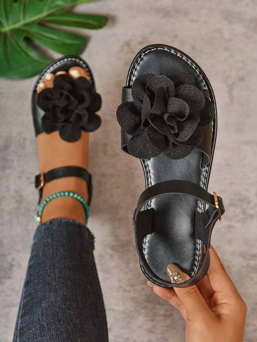 女士宽版平底凉鞋，时尚棕色搭扣玫瑰花弹力带，宽松舒适，优雅休闲轻便百搭沙滩性感凉鞋 - 黑色 - 查看 1
