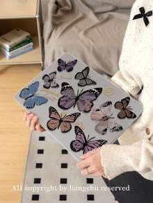 这款一体式磨砂透明笔记本电脑保护套采用复古蝴蝶图案。它轻薄便携，防震耐用，兼容13英寸和15英寸的MacBook Air，以及14英寸的MacBook Pro M2和M3机型。它集防指纹、防震和散热功能于一体，是节日和特殊场合的完美礼物。 - 查看 8