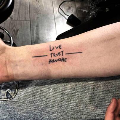 1片防水防晕染临时纹身贴纸，PVC材质，印有“爱与信任”字样，适合日常使用。