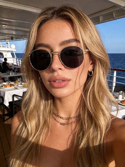 1 副金属圆形时尚眼镜，适合女士佩戴，可用于热带海滩度假、户外旅行、购物、街头摄影等场合，是夏季海滩度假、户外活动和旅行的理想配饰。