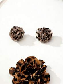 1 Pair Women's Vintage Leopard Print Stud Earrings Wild Elegance, Timeless CharmThe Lively Rotating Petalsshowcasethebold Personalized Of Theleopard Print; The Classic Rose Design Adds A Touch Of Romit, This Pair Of Earrings Is Your Perfect Finishingtouch. - Leopard Print - View 3