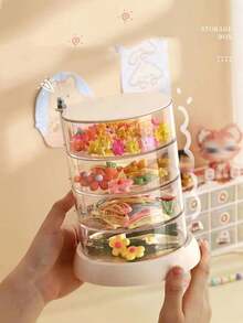 这款三/四/五层旋转首饰收纳架，适用于耳环、发夹、发带等饰品。它是一款简约优雅的首饰收纳架，可用作戒指架、项链盒和旋转首饰架。非常适合收纳耳环、戒指、项链、手镯、口红、手表、美甲饰品、吊坠和发夹等。它是首饰展示和收纳的理想一体化解决方案。 - 彩色 - 查看 5