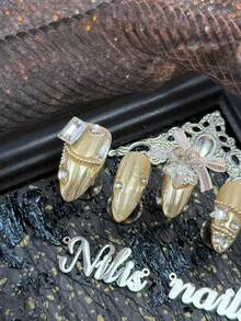 10-Piece Handmade Full-Coverage Fake Nail Set Featuring Almond Nails, Golden Nails, And Golden French Nails, Adorned With Golden Snowflake Patterns, 3D Large Square Diamonds & Large Snowflake Rhinestones, Paired With Small White Mesh Bows & Golden Small Beads Strung Into Chains & Transparent Small Rhinestones, And Other Nail Accessories. - Gold - View 5