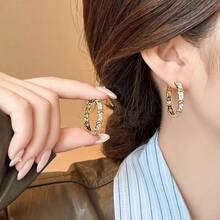 Minimalist Metal Hoop Earrings For Women, A Popular New Style For 2026, Sophisticated Hoop Earrings With Gold And Diamond Details, Unique Earrings. - 金色 - 查看 6