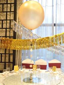1 pièce/2 pièces - 300 cm Guirlande à franges en métal, Guirlande à franges dorés, Jupes de table à franges dorées, Couronne de ruban à franges suspendus, Décoration suspendue polyvalente, Toile de fond de fête, Banderoles à franges, Décoration murale de fête, Pour la décoration de char, enterrement de vie de jeune fille, mariage, remise des diplômes, décoration de mariage, anniversaire, Halloween, décoration de fête, défilé, mariage, carnaval, anniversaire et décoration murale de fête (doré) - Voir 9