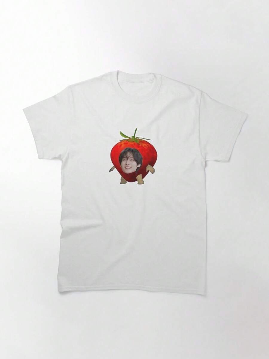 Camiseta clássica Strawberry Know Meme SKZ, 100% algodão, macia e casual, perfeita para o dia a dia. Ideal para a turnê Dominion, lavável à máquina e perfeita para fãs. Camiseta de show, item essencial para festivais, festas, uso em casa e no dia a dia. Um presente exclusivo e perfeito para fãs. - Branco - Ver 1