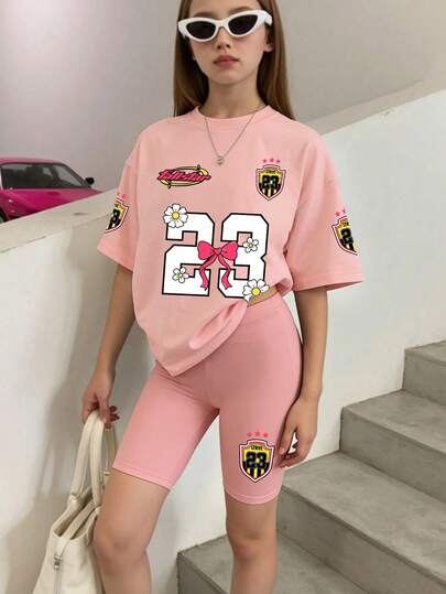 Bộ 2 món dành cho nữ tuổi teen, gồm áo thun cổ tròn in số và quần short, chất liệu mềm mại thoải mái, kiểu dáng thường ngày, trang phục thời trang cá tính, phù hợp cho mùa hè đi học, kỳ nghỉ, tiệc tùng và mặc hàng ngày.