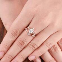 1 Set Of Retro Oval Moissanite Stackable Ring Set | Rose Gold Flower Vine Vine Engagement Bride Ring Set - Bộ nhẫn hai mảnh hình hoa, vàng hồng, đính kim cương trắng hình bầu dục. - Xem 3