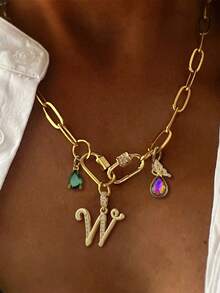 1 chiếc dây chuyền mặt dây chuyền nữ, bao gồm: Mặt dây chuyền thiết kế nghệ thuật 26 chữ cái, mặt dây chuyền hình giọt nước màu xanh lá cây, khóa cài hình bầu dục, khóa cài hình bầu dục đính đá, khóa cài đa năng đính đá và mặt dây chuyền hình bướm giọt nước. Thanh lịch, thời trang và đa năng, thể hiện cá tính riêng, phù hợp để đeo hàng ngày. - Vàng - Xem 12