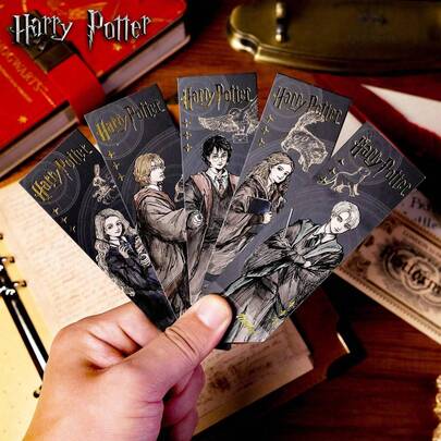  Bộ sưu tập thẻ đánh dấu trang hình các nhân vật Harry Potter, lý tưởng để làm quà tặng nhỏ xinh cho túi quà dự tiệc phù thủy. Thẻ đánh dấu trang thiết thực cho danh sách sách vở năm học mới và điểm nhấn trang trí đáng yêu cho nhật ký và sổ học tập của những người hâm mộ Harry Potter.
