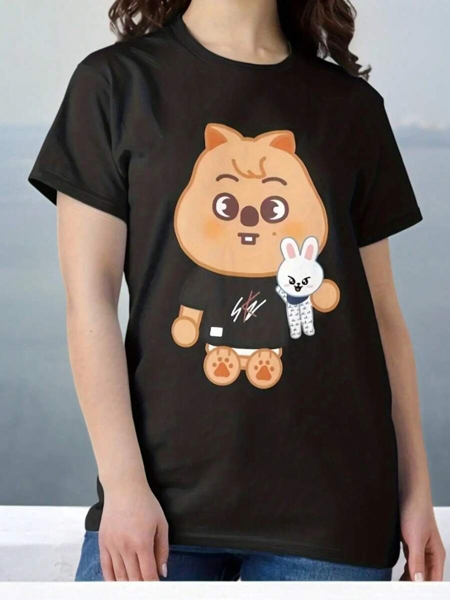 Stray Music Group Korean Chibi Jisung & Stray Members K-Pop T-Shirt - Cute Collectible Unisex Crew Neck Tee For Men & Women, K-Fans Merchandise, Casual Wear With Chibi Character DesignClassic Fit 100% Cotton Casual T-Shirt, Skin Friendly Lightweight Short Sleeve Tee, Comfortable Everyday Wear For Home, Work, Party And Holiday Gifting - 黑色 - 查看 1