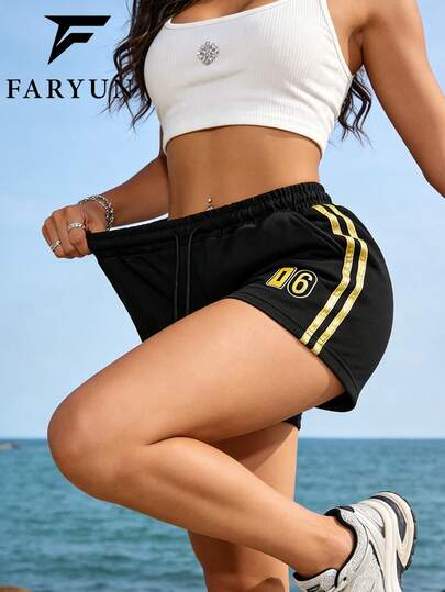 女士侧边金色条纹撞色数码印花户外短裤，舒适透气，休闲百搭，适合海滩漫步、街头出行等多种场合，是打造复古户外造型的夏季必备单品