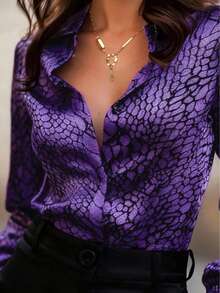 Áo sơ mi satin in họa tiết da rắn cổ điển, gợi cảm và quyến rũ, thiết kế độc đáo, kiểu dáng ôm sát, phù hợp cho kỳ nghỉ xuân. - Màu tím  Violet - Xem 4