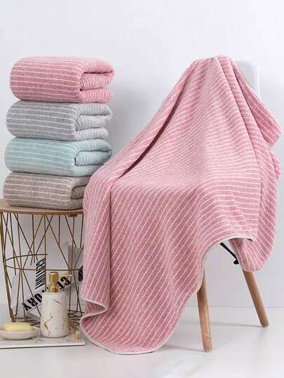 Khăn tắm Coral Fleece họa tiết bầu trời sao mới, hai mặt dày dặn, mềm mại, thấm hút tốt, họa tiết sọc mịn.