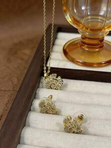 Conjunto de joyas de lujo para mujer con forma de C, incrustado con cubic zirconia brillante, combo de collar + aretes, disponible en colores dorado y plateado, elegante y minimalista, adecuado para uso diario, trabajo, fiesta, opción de regalo de lujo de alta gama - Juego de doble C - Ver 3