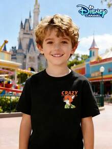 Disney Boys' IP-Themed Crew Neck T-Shirt Featuring Nick Wilde From Urban Animal Town. The Front Displays Nick Wilde's Mischievous Half-Face And The Word "CRAZY STRAWBERRY." The Back Features A Large Nick Wilde Image With The Slogan "THIS IS A SPECIAL ROLE...DARK HEART." Suitable For Boys Aged 4-12, This Casual And Versatile Top Is Skin-Friendly, Breathable, Sweat-Absorbent, And Comfortable. Ideal For Everyday Wear, School, Outdoor Parties, Family Trips, Theme Park Outings, And Watching Movies. The Cartoon Design Is Stylish And Durable, Flattering For All Body Types. A Must-Have For Boys' Daily Wear. - 黑色 - 查看 2