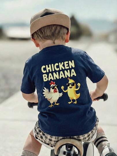 1 chiếc áo thun ngắn tay in hình gà con và chuối ngộ nghĩnh cho bé trai, áo cổ tròn rộng rãi thoải mái, trang phục trẻ em dễ thương mang năng lượng tích cực.